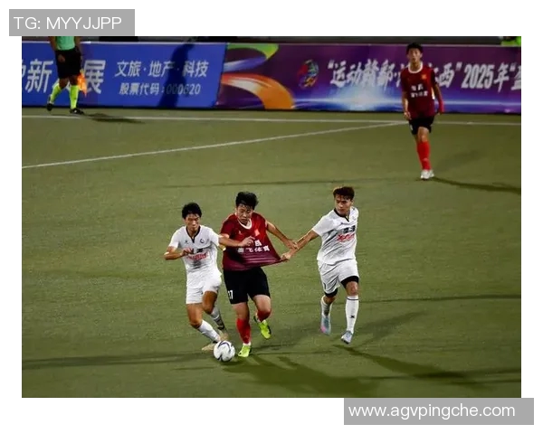 足球场球星激烈对峙现场视频曝光各方叫嚣激战瞬间引发热议